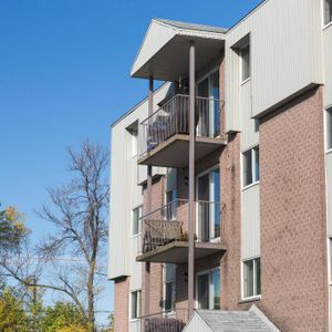 4 1/2 Vanier -ascenseur- proche des commodités- 1er décembre - Photo 2