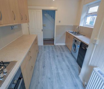 3 bedroom end of terrace house to rent - Photo 2