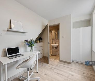 1 bedroom in a house share to rent - Photo 2