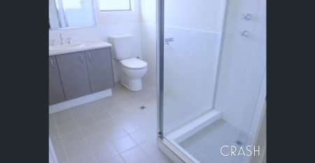 Beautiful 4 Bedroom, 2 Bathroom Townhouse in Cloverdale with Double Garage - Photo 4