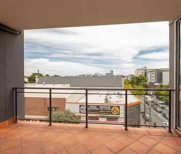 Sophisticated and Stylish Two Bedroom Apartment - Photo 1