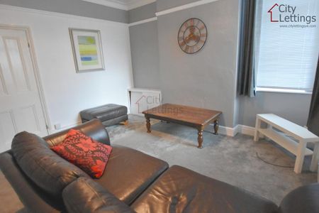 4 bedroom end of terrace house to rent - Photo 2