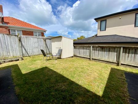 Spacious Family Home in Mount Roskill - Photo 3