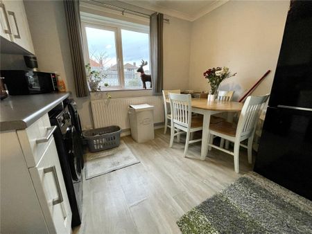 4 bedroom detached house to rent - Photo 2