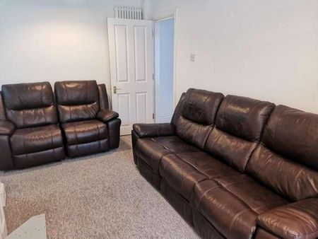 Bedroom Detached House In Winton, BH9 - Photo 2