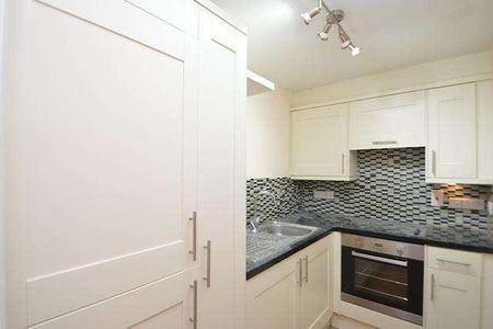 Bedroom Terraced Bungalow In Guildford, GU1 - Photo 3