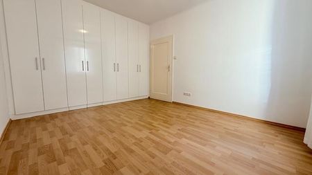 Karmeliterplatz-Charme trifft modernen Komfort – 2-Zimmer-Neubauwohnung mit Stellplatz im Innenhof. - Photo 3