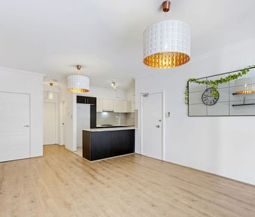 Spacious Ground Floor Apartment with Private Courtyard - Photo 1