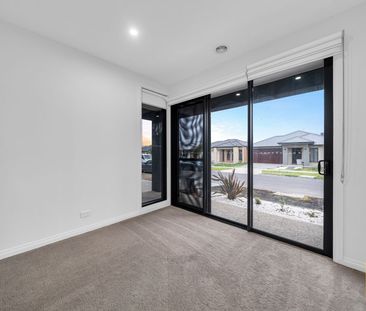 A Luxurious Family Haven You'll Love Coming Home To! - Photo 1