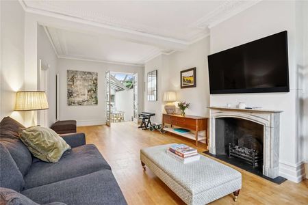 A beautifully presented large five bedroom period family home benefitting from a stunning roof terrace and garden. - Photo 2