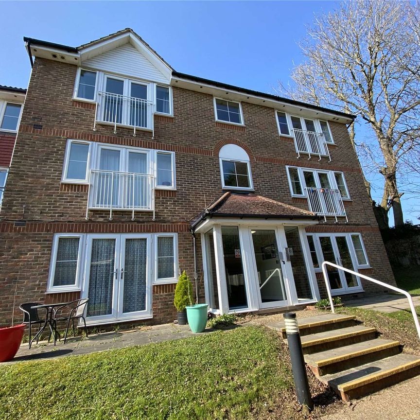 A contemporary apartment forming part of a modern development set in vibrant Crawley - Photo 1