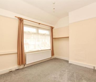 4 bedroom end of terrace house to rent - Photo 3