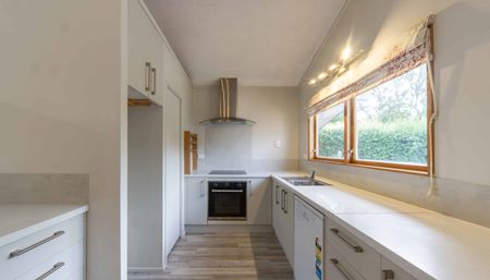 Four Bedroom Home Close to The University - Photo 2