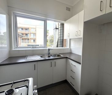 Updated 2 Bedroom Apartment - Handy Location - Photo 2