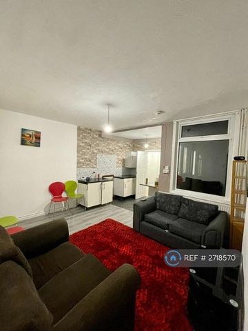 1 bedroom in a house share to rent - Photo 2