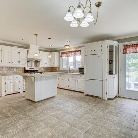 Maison riveraine 4 ch • 2 sdb + salle d'eau • Disponible 1er janv • 2 998 $/mois - Photo 3