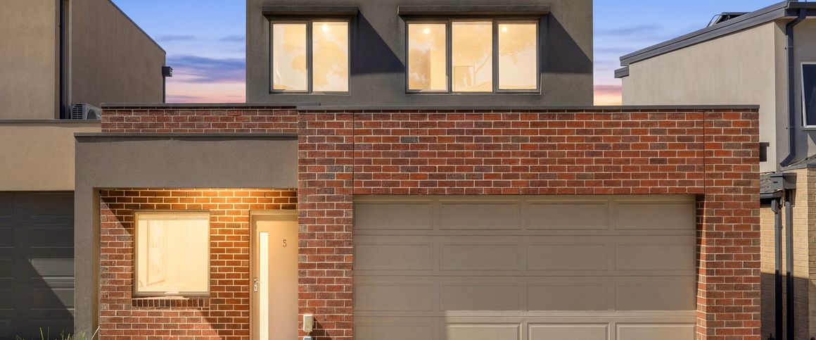 Stylish Townhouse Living in Wantirna South - Photo 1