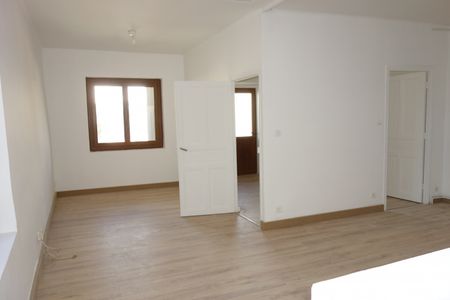 Location - Maison de ville T3 rénovée, de 80 m², avec une grande terrasse, une cour privative et un abri voitu - Photo 3