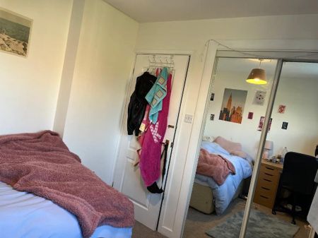 4 bedroom end of terrace house to rent - Photo 2