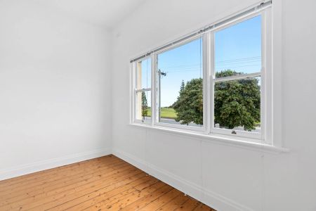'ORAMA' – LARGE BEACHFRONT * BAY VIEWS * LOCK UP GARAGE! - Photo 4