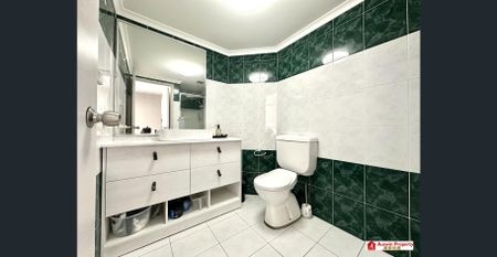 Newly Renovated, North Facing & Spacious Apartment in Prime Location With Spectacular City Views - Photo 2