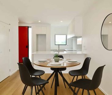 Contemporary 3 bed + 2 bathroom Townhouse - Photo 2