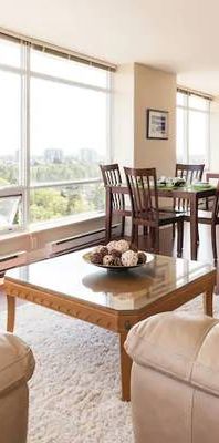 Spacious Apartment with a stunning view - Photo 1