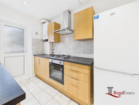 3 bedroom flat to rent - Photo 4