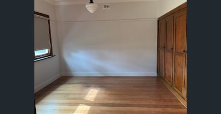 Cute and close in - Photo 2