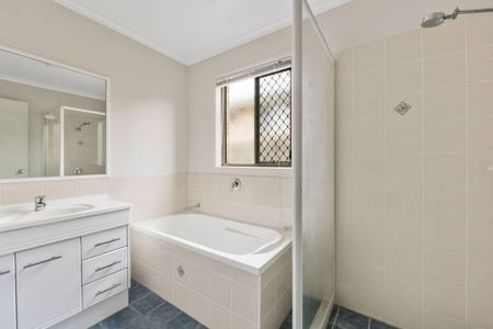 Spacious and Neat unit in prime East Toowoomba location - Photo 2