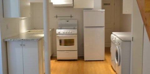 Bright Fully Renovated Clean Studio Basement Apartment - Photo 2