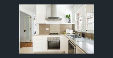 Renovated character apartment in boutique group of 4 - Photo 3