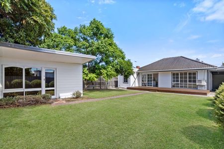 4 BEDROOM FAMILY HOME COMPLETE WITH BUNGALOW - Photo 5