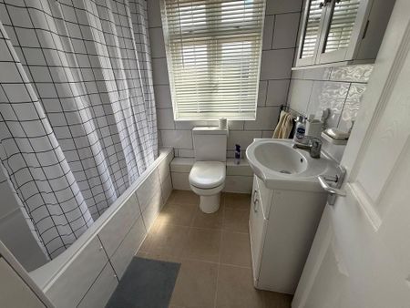 1 bedroom in a house share to rent - Photo 2