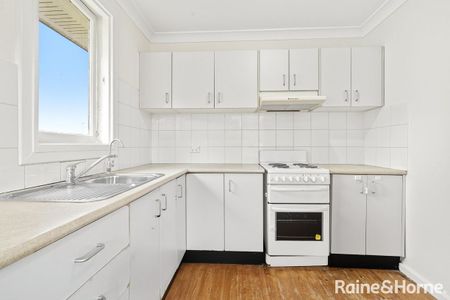 Freshly Painted Family Home - Photo 5