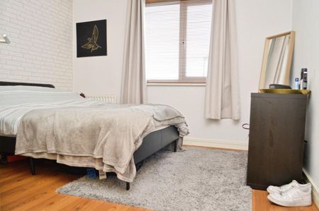 2 bedroom Flat To Let - Photo 3