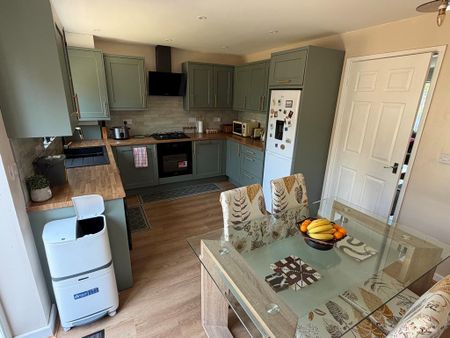 3 bedroom semi-detached house to rent - Photo 5
