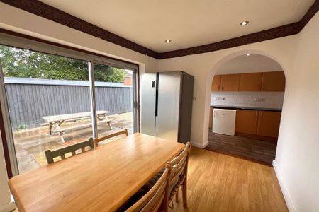 5 bedroom semi-detached house to rent - Photo 2