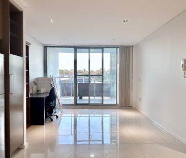 Prime Location, Furnished Modern One-Bedroom Apartment - Photo 1