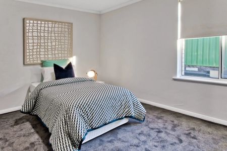 Single storey rear unit in small group of four! - Photo 5