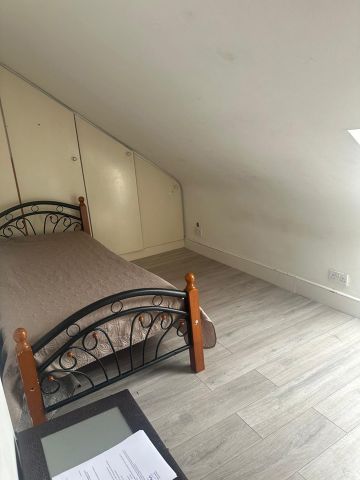 Room in a Shared House, Eastern Avenue, IG4 - Photo 2