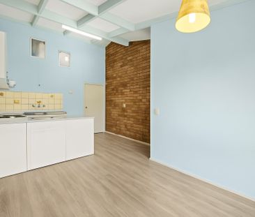 Two Bedroom Unit in Convenient Location - Photo 2