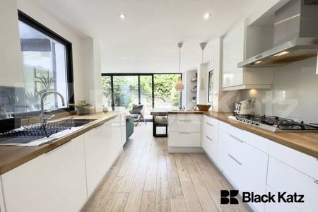 Beautiful garden flat marrying period charm with contemporary living - Photo 2