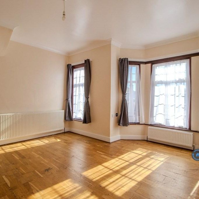 4 bedroom end of terrace house to rent - Photo 1