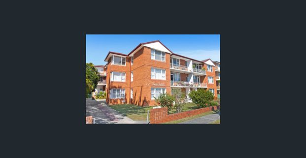 Stylish Contemporary Villa-Style Apartment - Photo 1