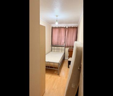 Room in a Shared House, Swindon Close, IG3 - Photo 2