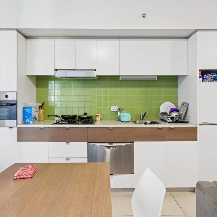 Furnished Room for Rent – Prime Location Opposite University – Available Now! - Photo 1