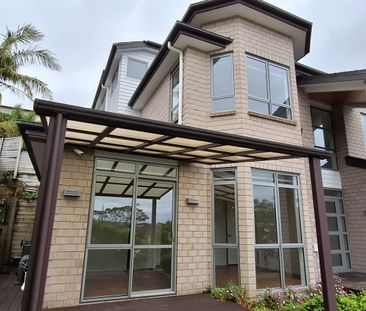 Spacious 6-Bedroom Brick & Tile Mansion – Prime Albany Location - Photo 6