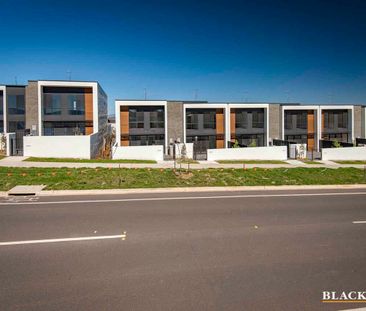 CENTRAL FOUR BEDROOM TOWNHOUSE - Photo 4