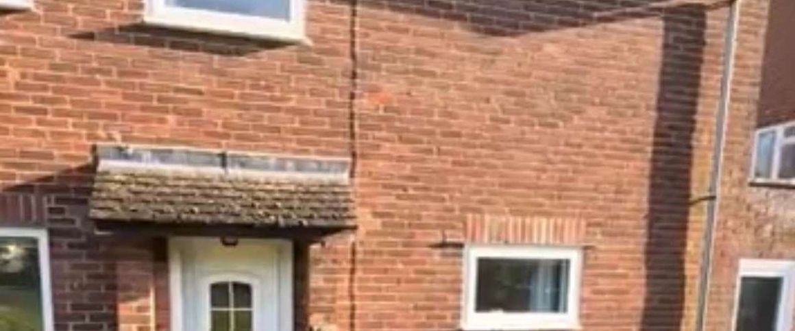 Addison Close Room 4 - Photo 1